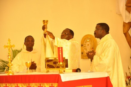 Présentation du vin pendant l'eucharistie par l'un des pères
